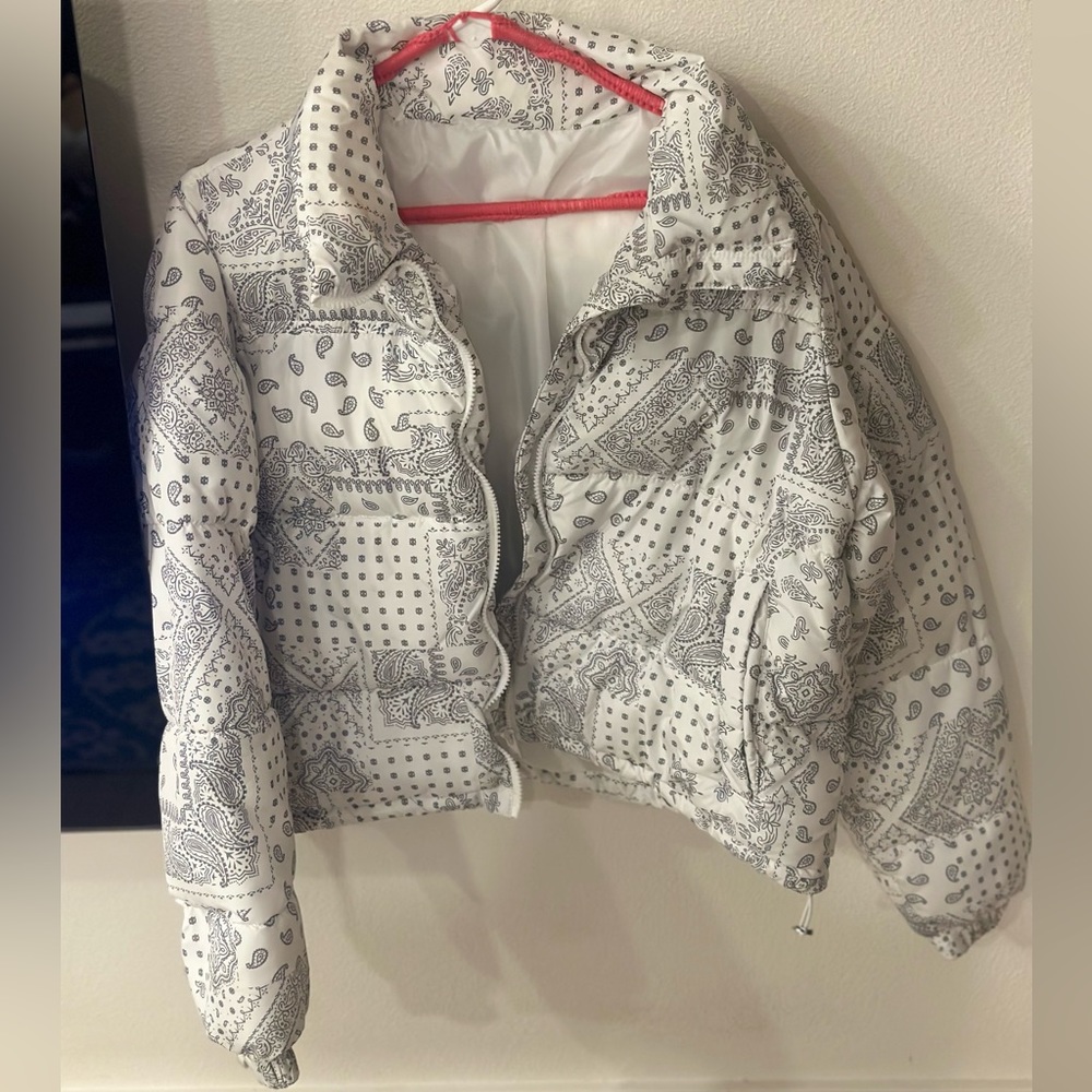 LIKE NEW WHITE BANDANA PUFFER JACKET - WOMENS MEDIUM - SHIPS FAST <3